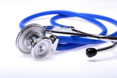 Beyaz arka plan üzerinde izole sağlık stetoskop. seçici odak.