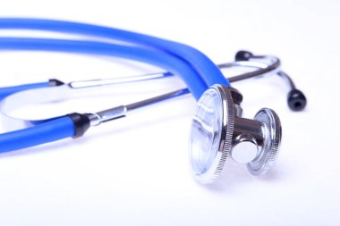 Beyaz arka plan üzerinde izole sağlık stetoskop. seçici odak.