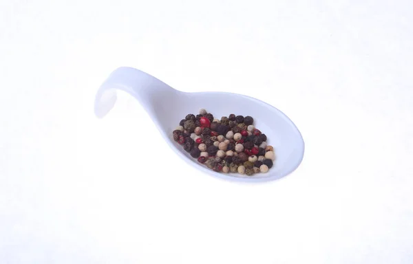 흰색 배경에 고립 된 그릇에 혼합된, 흰색 검정과 빨강 고추 옥수수. — 스톡 사진