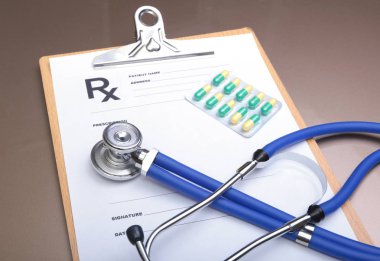 RX reçeteli, stetoskop, pils ve beyaz zemin üzerine kalem.