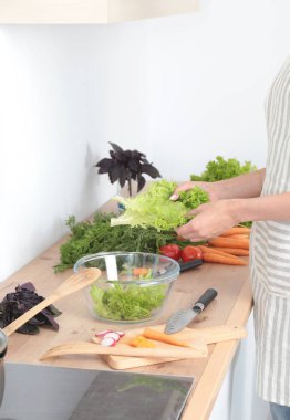 Kesme tahtası, bir cam tabak salata taze sebze. Pişirme kavramı