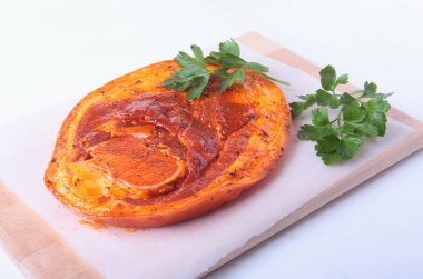 Baharat ve maydanoz çiğ domuz jambon ızgara üzerinde izole beyaz arka plan Barbekü için hazır bırakır.
