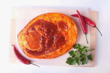 Baharatlar, maydanoz yaprakları ile biber beyaz arka plan üzerinde izole barbekü ızgara için hazır çiğ domuz jambon.