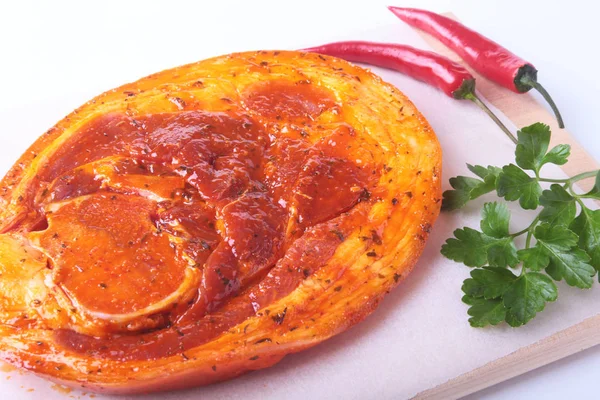 Baharatlar, maydanoz yaprakları ile biber beyaz arka plan üzerinde izole barbekü ızgara için hazır çiğ domuz jambon.