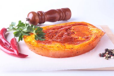 Çiğ domuz jambon ile baharatlar maydanoz yaprakları, biber ve baharat değirmeni beyaz arka plan üzerinde izole barbekü ızgara için hazır.