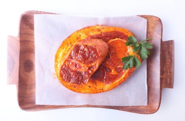 Baharatlar, maydanoz yaprakları ile biber beyaz arka plan üzerinde izole barbekü ızgara için hazır çiğ domuz jambon.