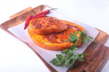 Baharatlar, maydanoz yaprakları ile biber beyaz arka plan üzerinde izole barbekü ızgara için hazır çiğ domuz jambon.