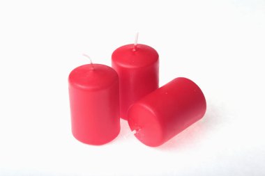 Renkli mumlar beyaz izole kümesi.