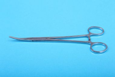 Yakın kadar cerrahi aletler ve araçlar mavi ayna arka plan üzerinde. Seçici odak.