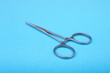 Yakın kadar cerrahi aletler ve araçlar mavi ayna arka plan üzerinde. Seçici odak.