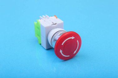 Mavi ayna arka plan üzerinde izole yakın çekim Acil durdurma düğmesi.