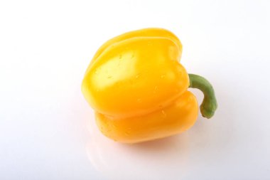 Taze biber beyaz arka plan üzerinde izole. Seçici odak.