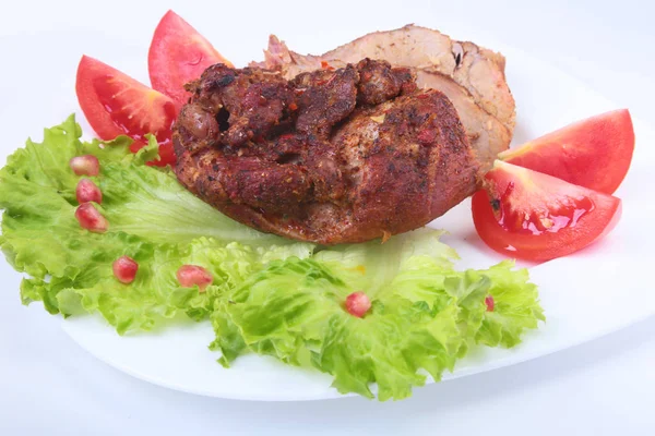 Steak daging panggang dengan tomat, selada dan biji delima di piring putih . — Stok Foto