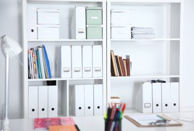 Masalar, sandalyeler ve kütüphaneler ile modern ofis iç