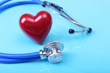 Sağlık stetoskop ve ayna arka plan üzerinde izole kırmızı kalp.