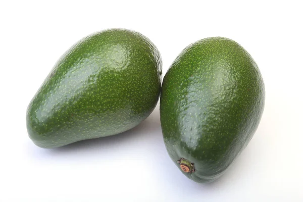 Verse, groene Avocado geïsoleerd op een witte achtergrond. — Stockfoto