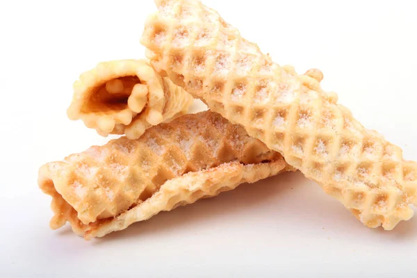 Hausgemachte Waffelrollen mit Puderzucker isoliert auf weißem Hintergrund — Stockfoto