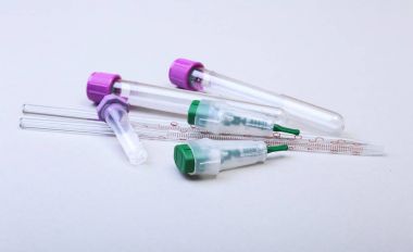 Laboratuvar kümesi için kan testi sağlar. Petri dish, kazıyıcı, Spektrofotometre cuvettes, kan tüp. Seçici odak.