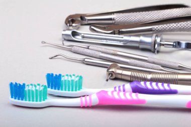 Diş Bakımı diş fırçası Diş hekimi araçları beyaz arka plan üzerinde izole ile. Seçici odak.