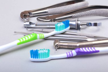 Diş Bakımı diş fırçası Diş hekimi araçları beyaz arka plan üzerinde izole ile. Seçici odak.