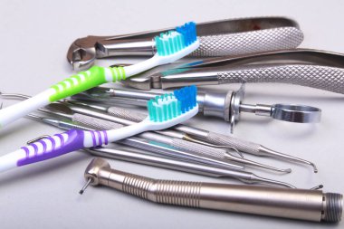 Diş Bakımı diş fırçası Diş hekimi araçları beyaz arka plan üzerinde izole ile. Seçici odak.