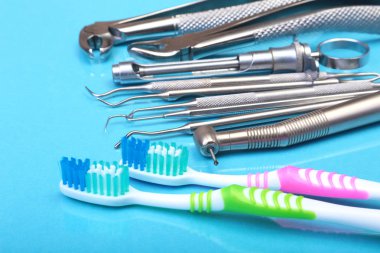 Diş Bakımı diş fırçası Diş hekimi araçları ayna arka plan ile. Seçici odak.