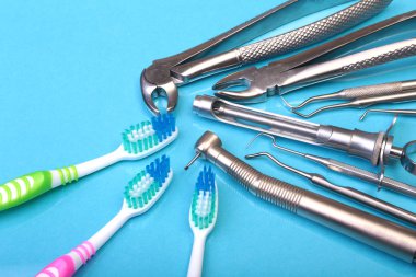 Diş Bakımı diş fırçası Diş hekimi araçları ayna arka plan ile. Seçici odak.