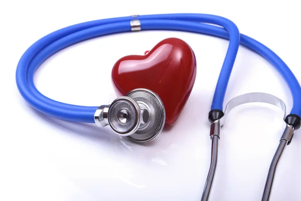Kırmızı kalp ve beyaz arka plan üzerinde izole bir stetoskop. — Stok fotoğraf
