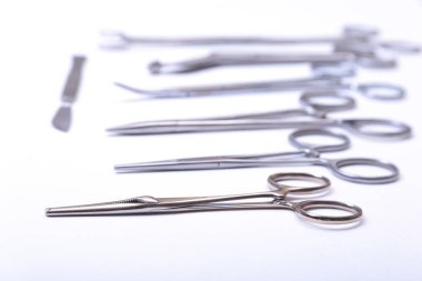 Beyaz arka plan üzerinde izole tıbbi ve cerrahi aletleri