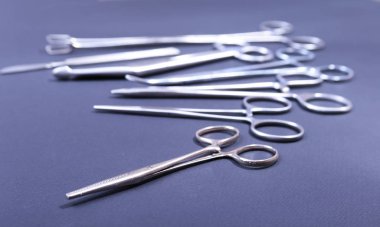 Yakın kadar cerrahi aletler ve araçlar üzerinde gri arka plan ayna. Seçici odak.