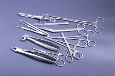 Yakın kadar cerrahi aletler ve araçlar üzerinde gri arka plan ayna. Seçici odak.