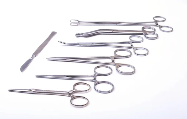 Instrumentos médicos e cirúrgicos isolados em fundo branco — Fotografia de Stock