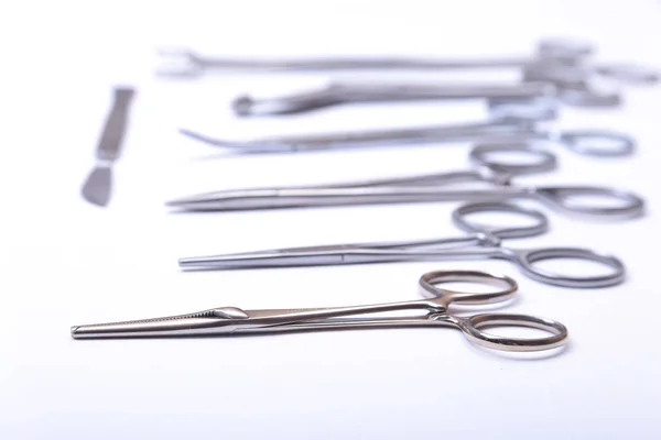 Medizinische und chirurgische Instrumente isoliert auf weißem Hintergrund — Stockfoto