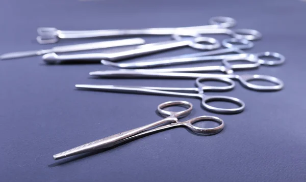 Close Up chirurgické nástroje a nástroje na pozadí šedé zrcadlo. Selektivní fokus. — Stock fotografie