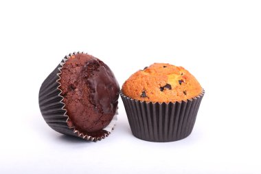 Beyaz arka plan üzerinde taze ev yapımı kekler. Üstten Görünüm.