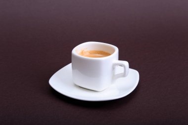 Beyaz fincan koyu arka plan üzerinde izole klasik espresso kahve. Üstten Görünüm.