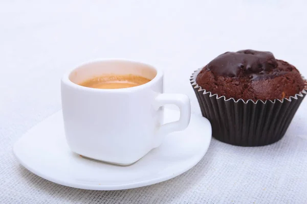 Frische hausgemachte Muffins, Kuchen und weiße Tasse Cappuccino auf weißem Hintergrund. — Stockfoto