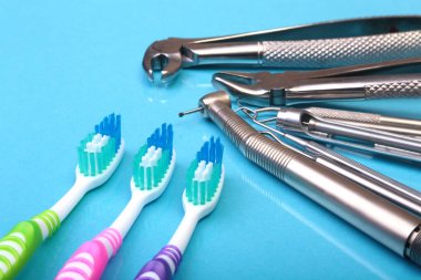 Diş Bakımı diş fırçası Diş hekimi araçları ayna arka plan ile. Seçici odak.