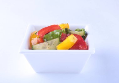 domates, salatalık, biber ve marul yaprağı beyaz kase taze sebze salatası.