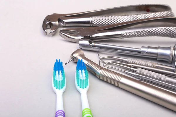 Cepillo dental con herramientas de dentista aisladas sobre fondo blanco. Enfoque selectivo . — Foto de Stock