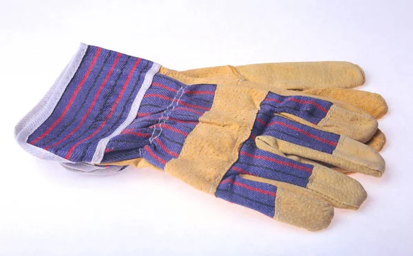 Çift beyaz bir arka plan üzerinde izole koruyucu iş eldiveni.