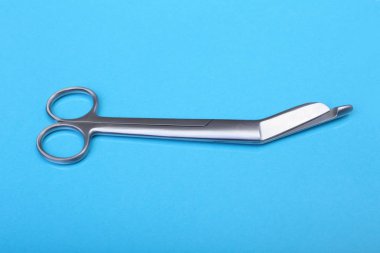 Yakın kadar cerrahi aletler ve araçlar mavi ayna arka plan üzerinde. Seçici odak.