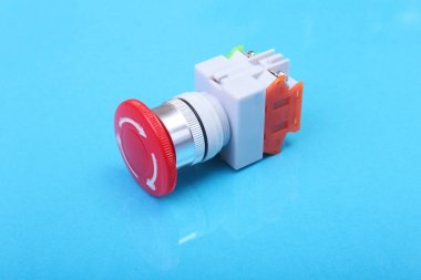 Mavi ayna arka plan üzerinde izole yakın çekim Acil durdurma düğmesi.