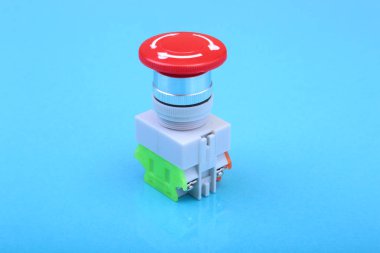 Mavi ayna arka plan üzerinde izole yakın çekim Acil durdurma düğmesi.