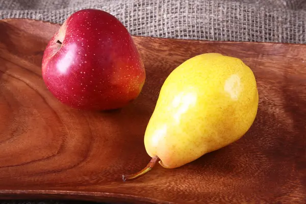 Frutas orgánicas frescas en bandeja de madera. Surtido de pera y manzana . — Foto de Stock