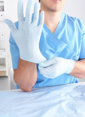 Steril eldiven yalıtılmış beyaz koyarak doktor