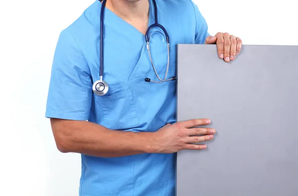 Médico masculino segurando banner em branco isolado em fundo branco. Lugar para o seu texto . — Fotografia de Stock