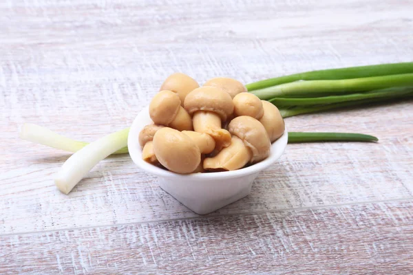 Champignons marinés dans un bol blanc et l'oignon vert. prêt pour la cuisson . — Photo