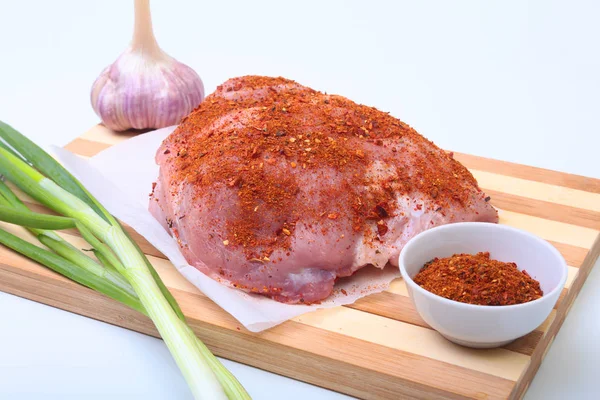 Steaks de porc avec de la graisse. La viande est sur une planche de bois avec des épices comme le poivre et l'oignon vert de printemps. Prêt pour la cuisine. Concentration sélective . — Photo