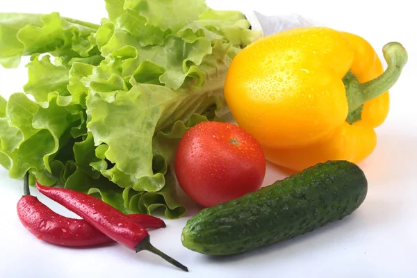 Verduras surtidas, pimiento fresco, tomate, chile, pepino y lechuga aislados sobre fondo blanco. Enfoque selectivo . —  Fotos de Stock